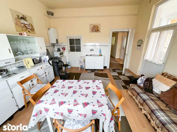 Casă cu 5 camere cu Teren 990 Mp în Central