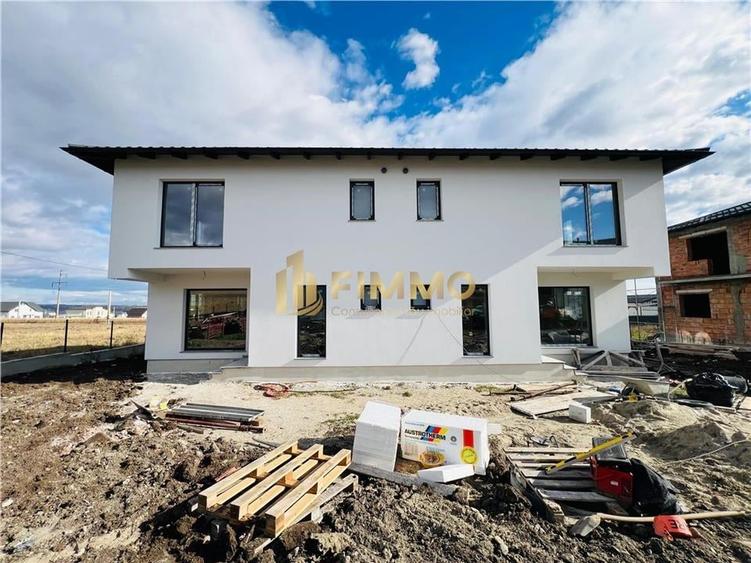 Duplex cu 4 camere cu Canalizare în Ipotești