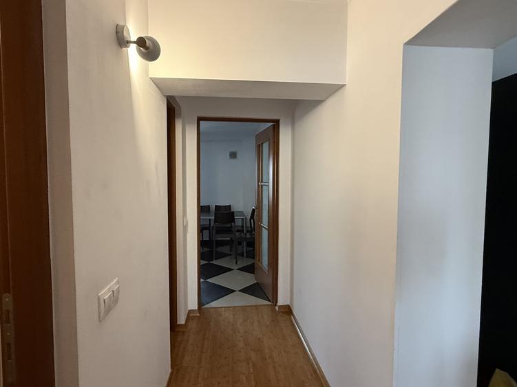 Apartament cu 3 camere semidecomandat, mobilat în Decebal