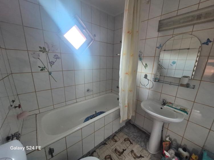 Casă cu 6 camere cu Canalizare în Dobreni