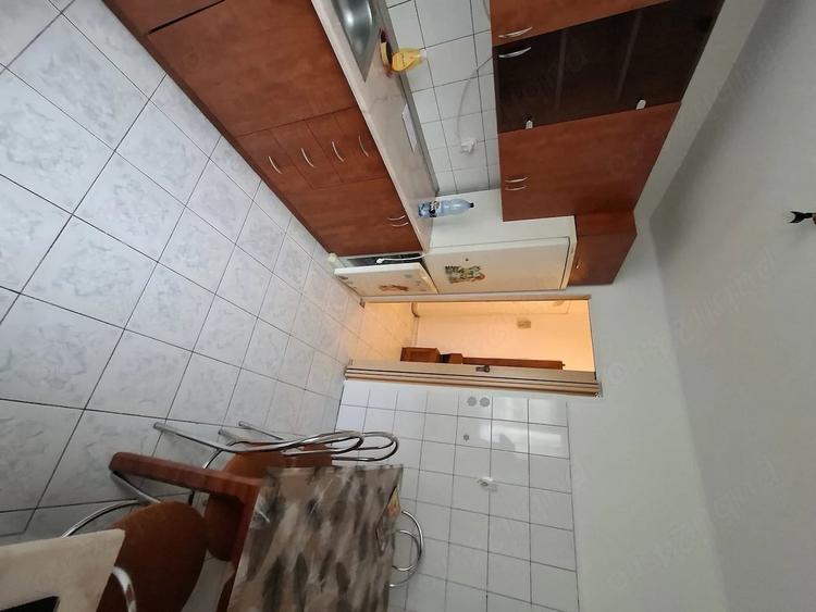 Vand apartament 3 camere confort 1 semidecomandat Bloc de 4etaje, etajul 1 - 5