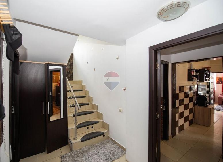 Casă individuală cu 7 camere cu Teren 383 Mp în Periferie