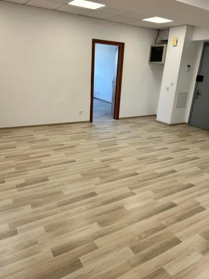 Birou, de 135 mp, în Universitate