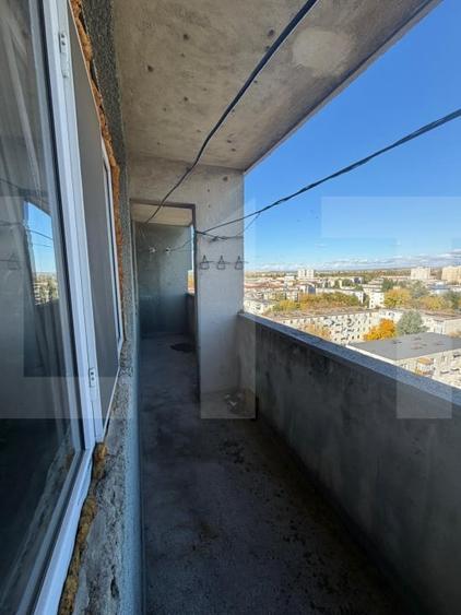 Apartament cu 3 camere semidecomandat în Craiovița Nouă