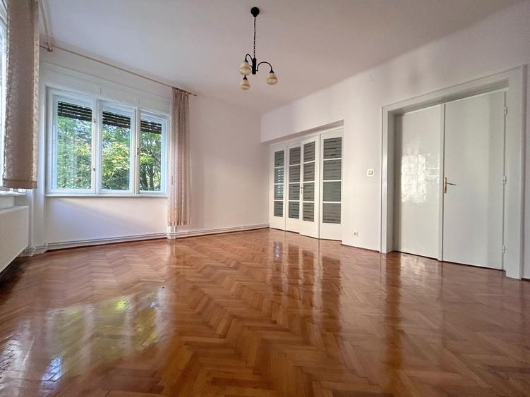 Apartament cu 3 camere decomandat, mobilat în Central