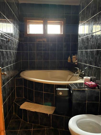 Apartament cu 3 camere semidecomandat în Podu Roș