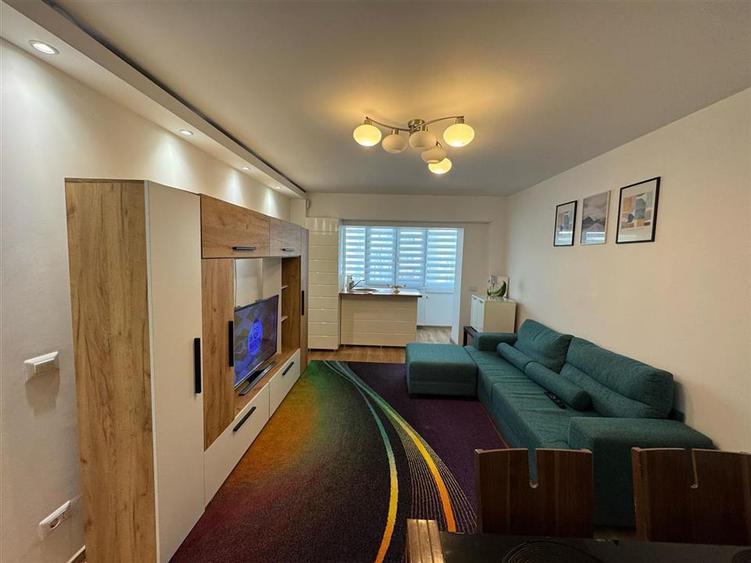 Apartament cu 3 camere decomandat, mobilat în Central