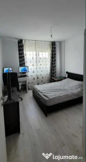 Apartament cu 3 camere decomandat în Tractorul