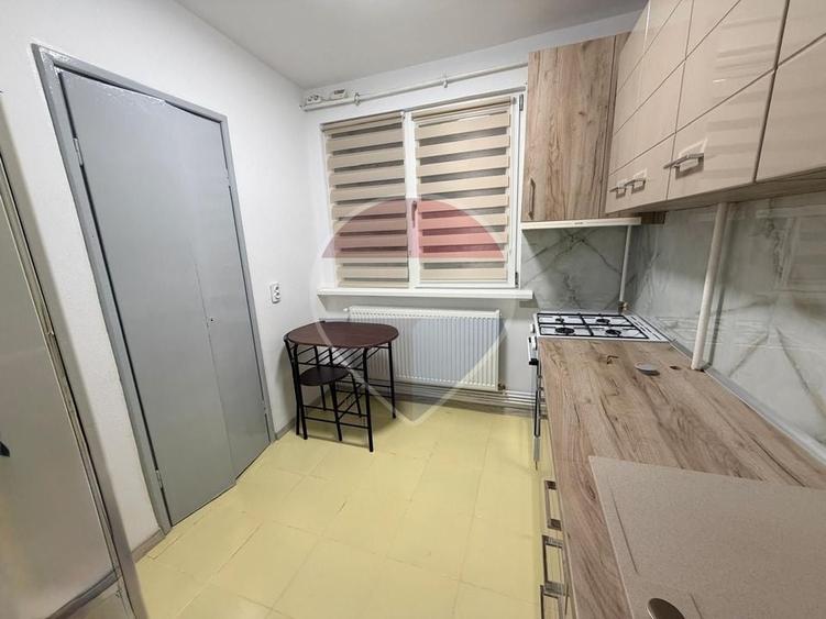 Apartament cu 3 camere semidecomandat, mobilat în Central