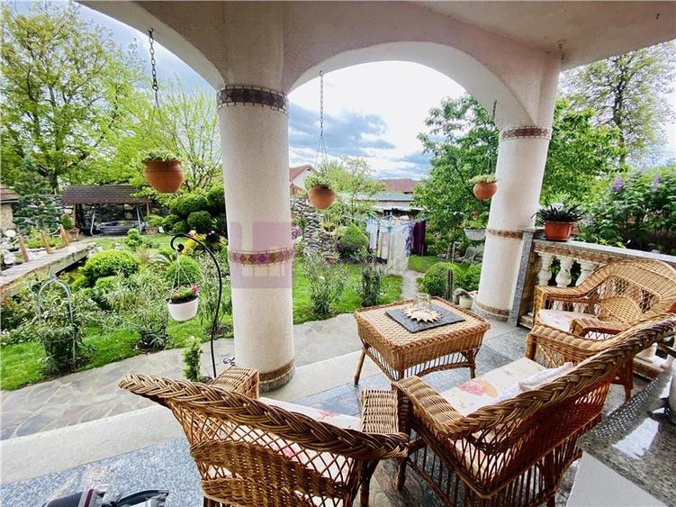 Casă individuală cu 7 camere cu Teren 1035 Mp în Central