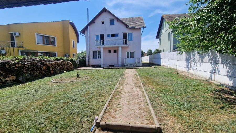 Casă individuală cu 8 camere cu Canalizare în Cetate
