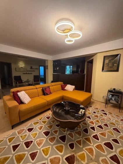 Apartament cu 4 camere semidecomandat, mobilat în Roșu