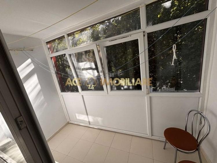 Apartament cu 3 camere semidecomandat, mobilat în Berceni