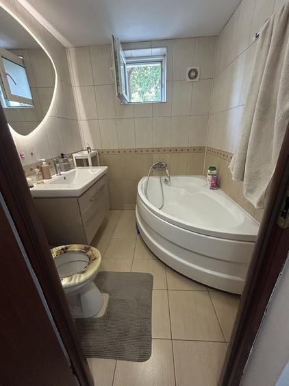 Apartament cu 3 camere semidecomandat în Rahova