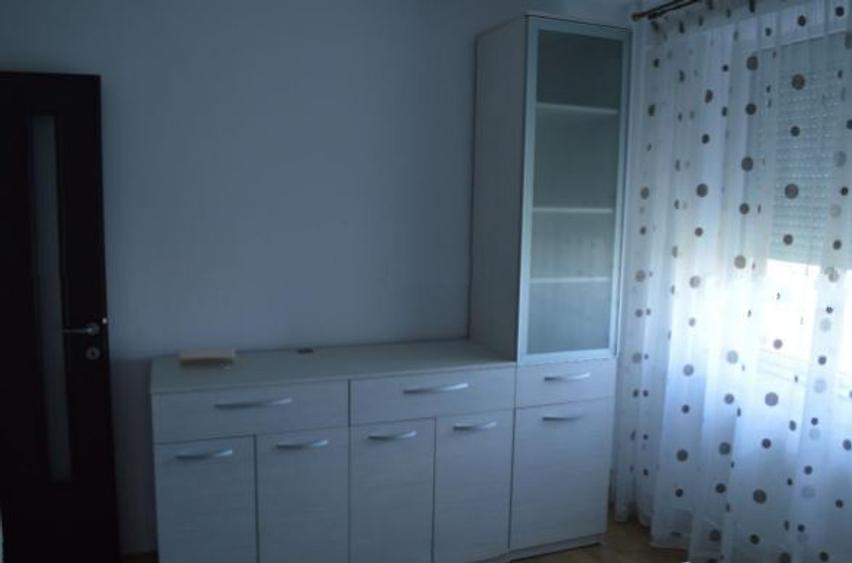 Apartament cu 3 camere semidecomandat, mobilat în Tineretului