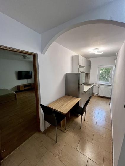 Apartament cu 3 camere decomandat în Medicină