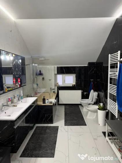 Casă cu 8 camere cu Teren 5000 Mp în Malu Mare
