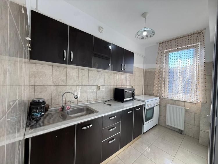Apartament cu 3 camere decomandat, mobilat în Tudor