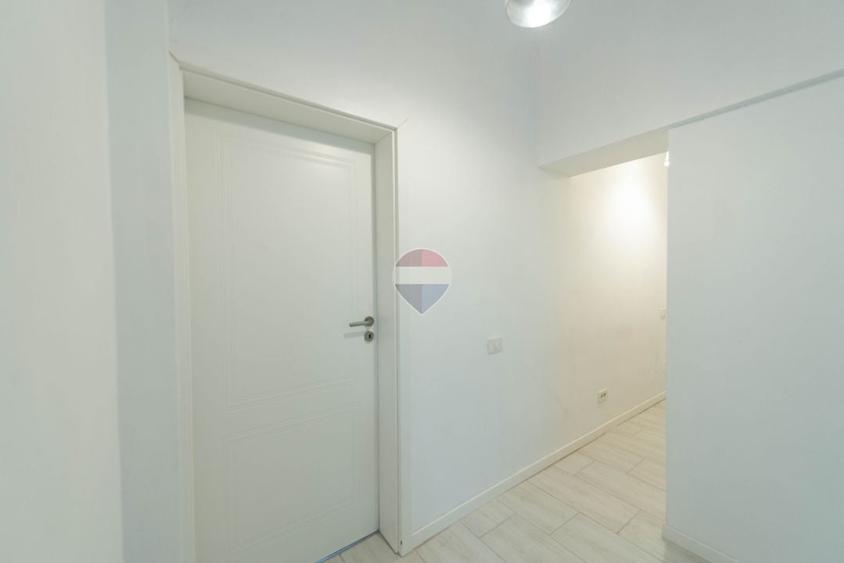 Apartament cu 5 camere decomandat, mobilat în P-ța Unirii