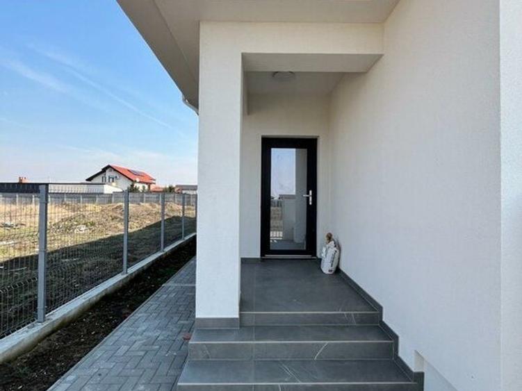 Duplex cu 3 camere cu Canalizare în Covaci