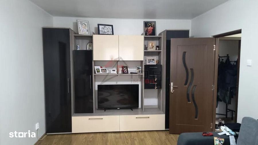 Apartament cu 3 camere în Podu Roș