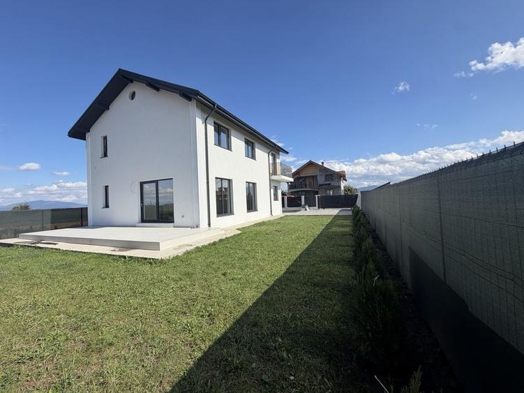 Casă cu 4 camere în Sânpetru