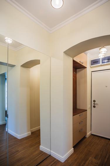Apartament cu 4 camere semidecomandat, mobilat în Romană