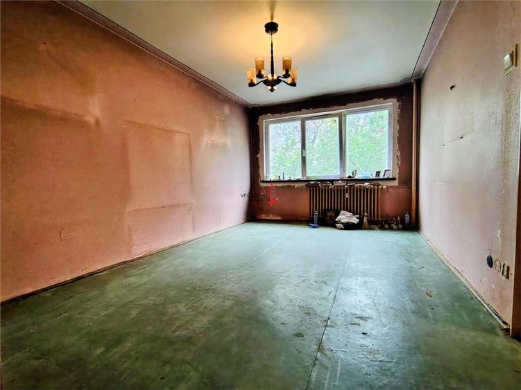 Apartament cu 3 camere semidecomandat în Titan