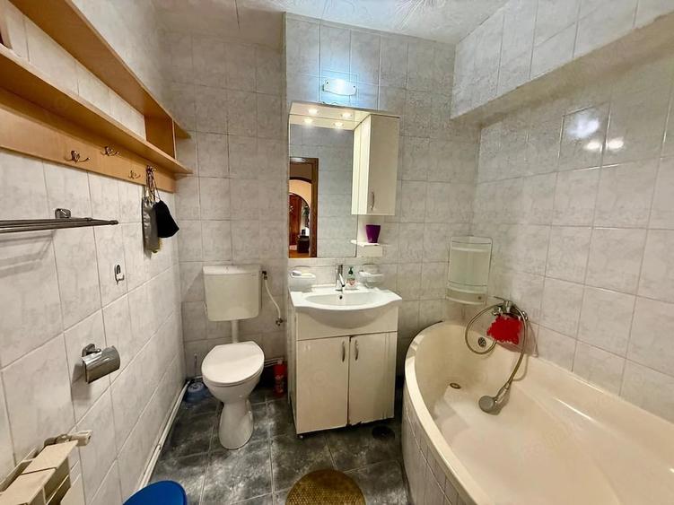 Apartament cu 4 camere decomandat în Nicolae Bălcescu