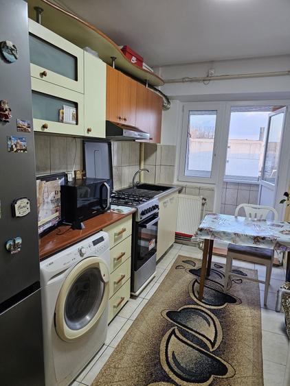 Apartament cu 3 camere decomandat în Exterior Vest