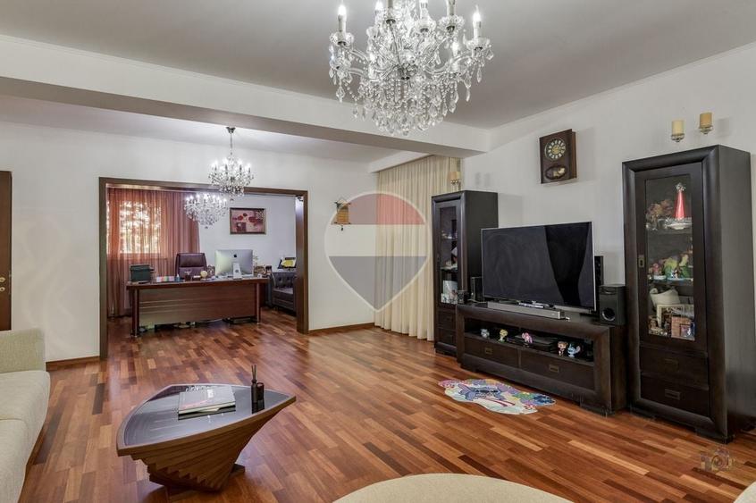 Casă individuală cu 6 camere cu Teren 492 Mp în Exterior Est