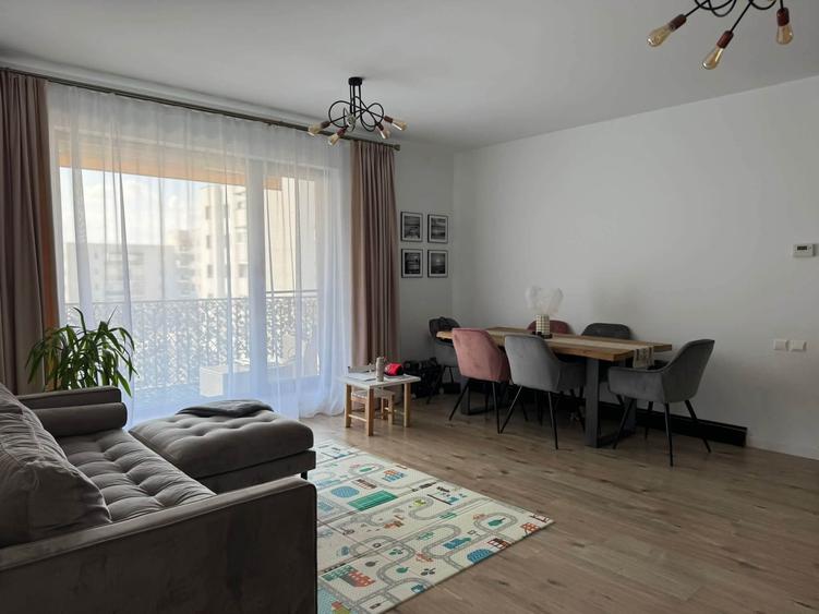 Apartament cu 4 camere semidecomandat în Băneasa