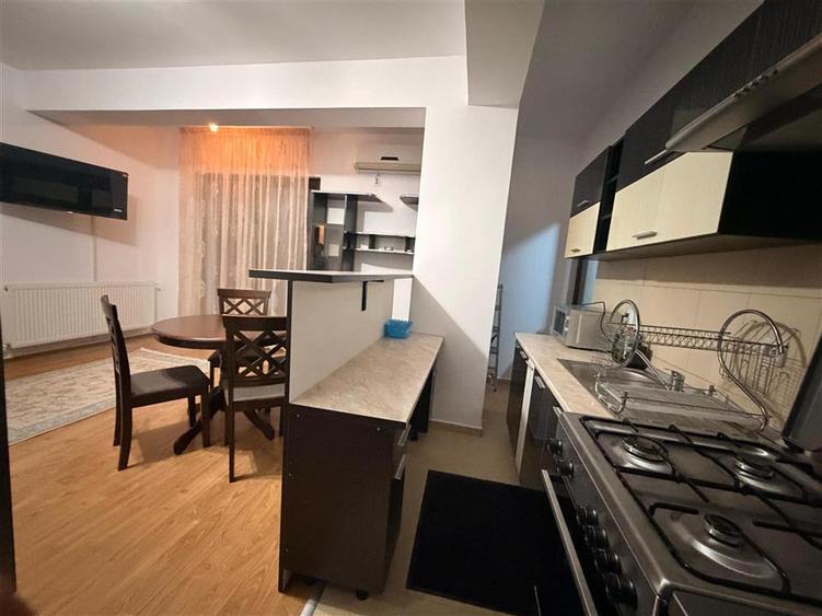 Apartament cu 3 camere semidecomandat, mobilat în Moșilor