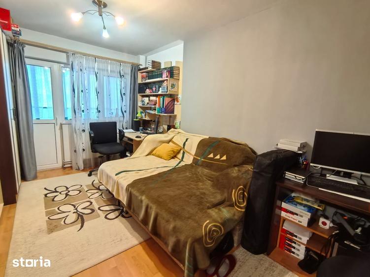 Apartament 4 camere, balcon,lift ,pozitie excelenta Semicentral. - 2