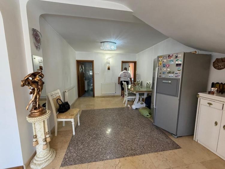 Casă cu 6 camere cu Teren 400 Mp în Fundeni