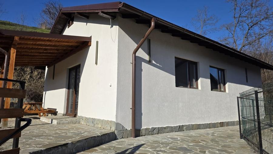 Casă individuală cu 3 camere cu Canalizare în Vălenii de Munte