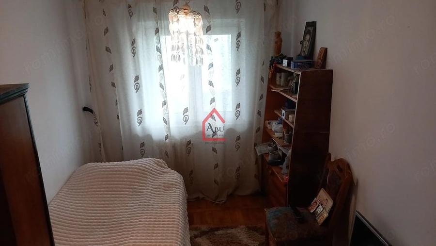 Apartament cu 3 camere decomandat în Filiași