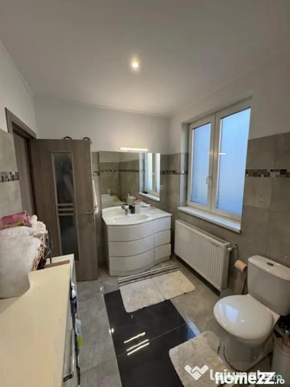 Casă cu 7 camere cu Teren 670 Mp în Săsar