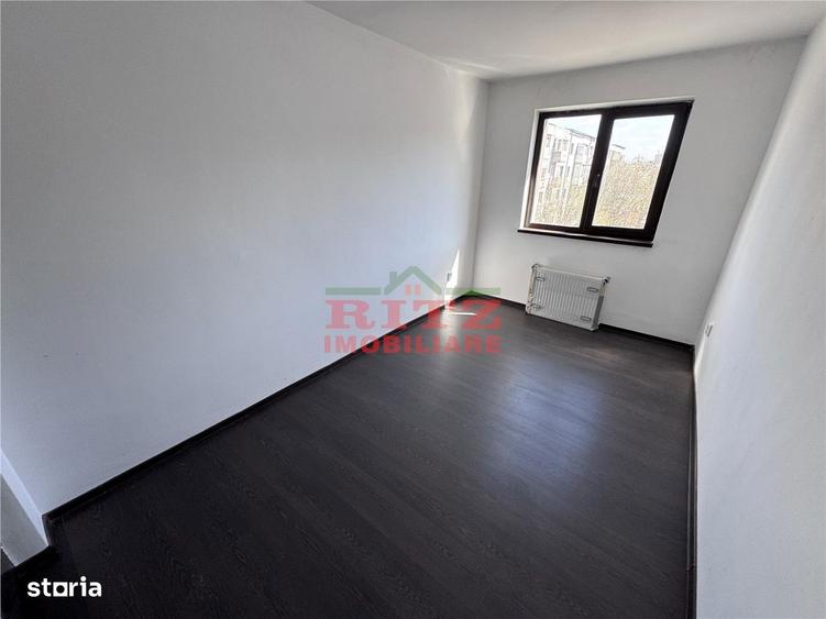 Apartament cu 4 camere decomandat în Crișan