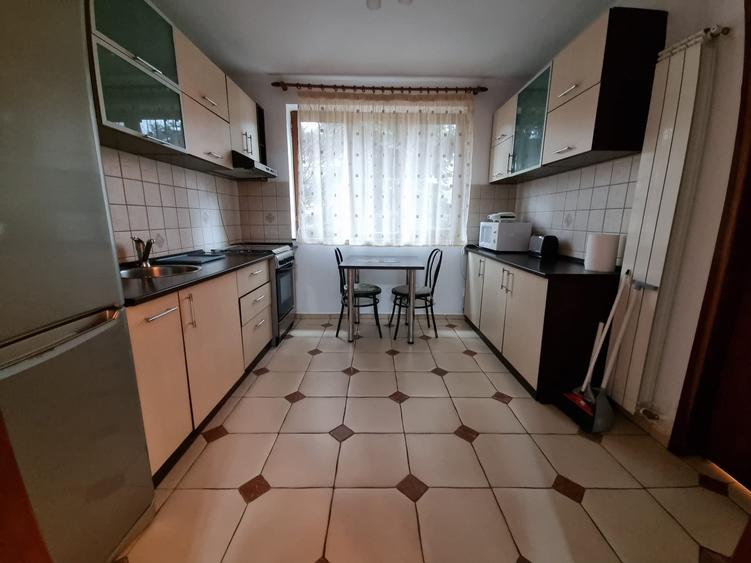 Casă individuală cu 5 camere cu Canalizare în Central
