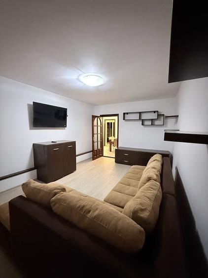 Apartament cu 3 camere decomandat în Cornișa