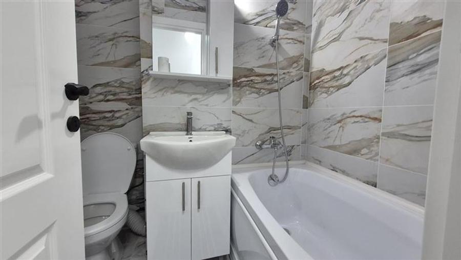 Apartament cu 3 camere semidecomandat în Tătărași