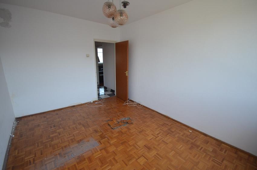 Apartament cu 3 camere semidecomandat în P-ța Muncii