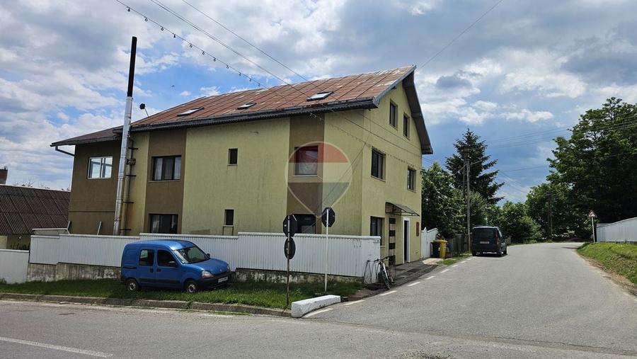 Casă individuală cu 9 camere cu Teren 900 Mp în Central