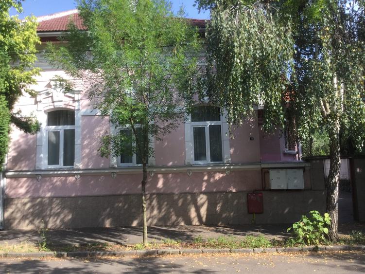 Casă individuală cu 4 camere cu Canalizare în Central