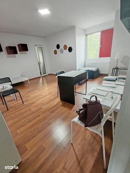 Casă cu 6 camere decomandat cu Teren 50 Mp în Titan