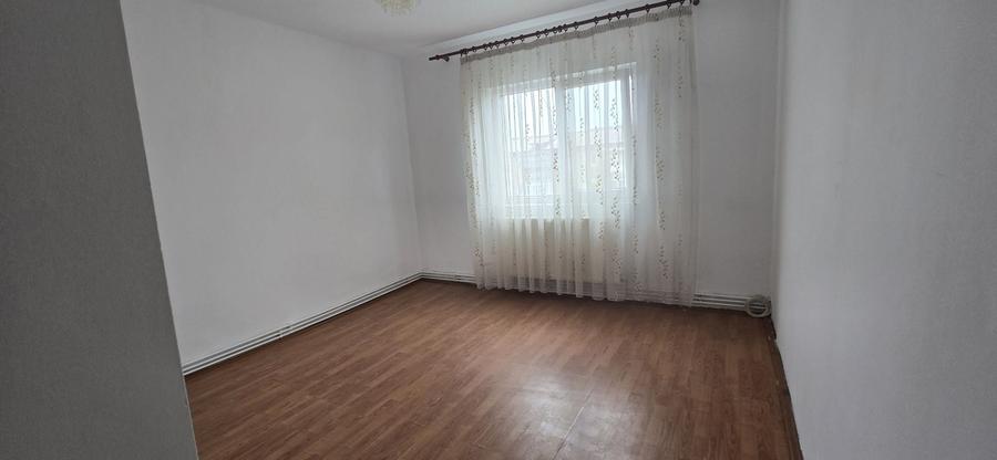 Apartament cu 3 camere decomandat în Micro 6