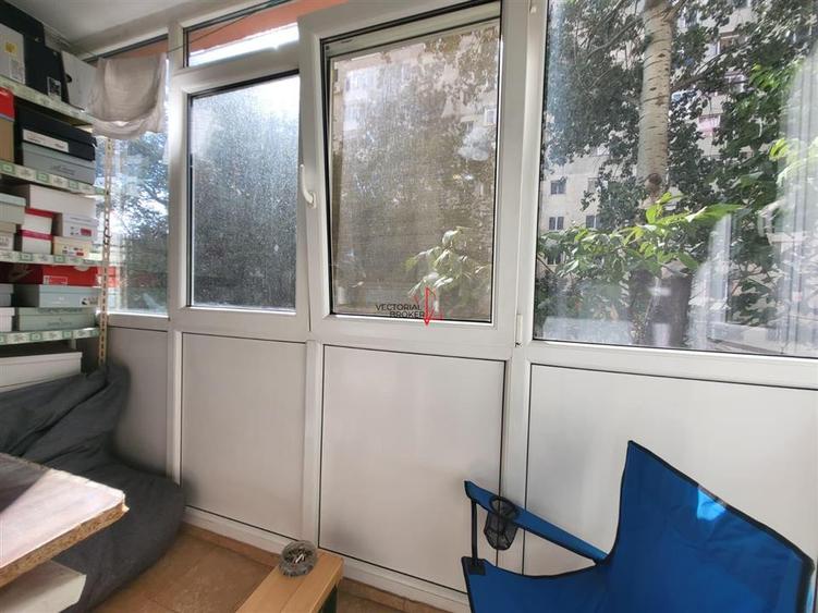 Apartament cu 3 camere decomandat în Titan