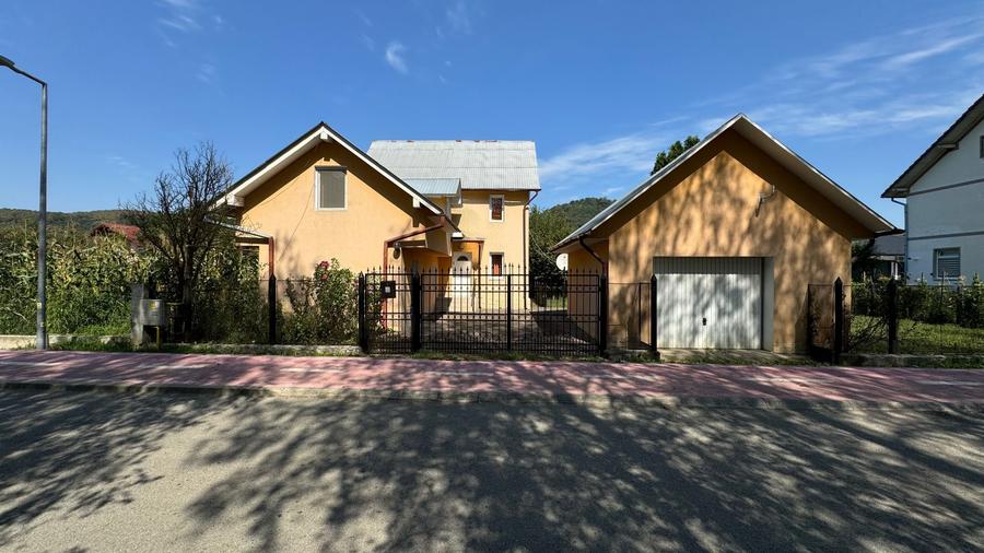 Casă cu 4 camere în Central