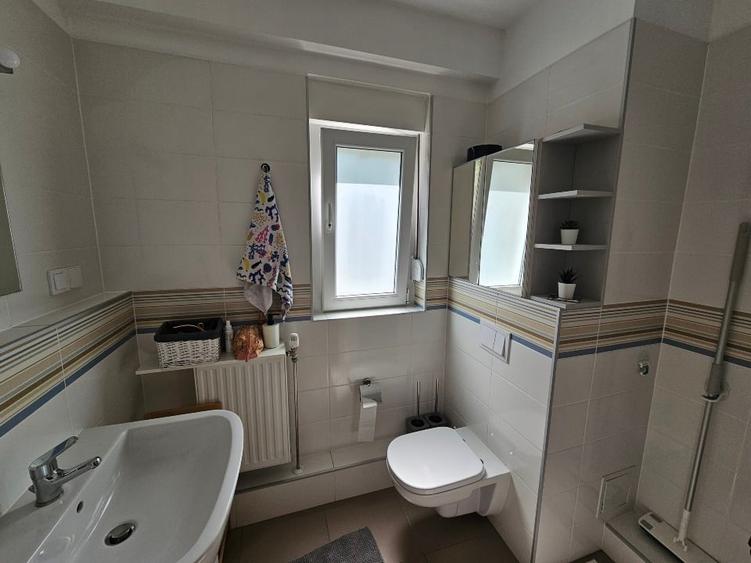 Apartament cu 3 camere decomandat, mobilat în Central